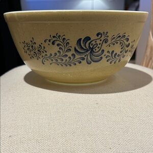 Vintage Homestead PYREX 2.5 L or 2 1/2 qt mixing bowl.